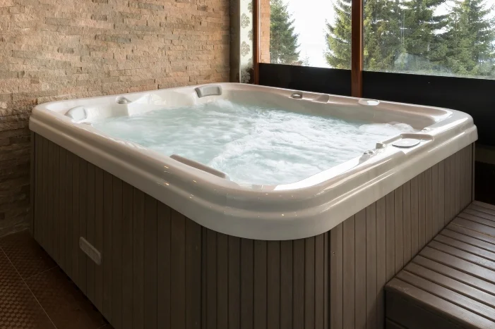 Ein Whirlpool im Innenbereich mit Blick auf die Berge.